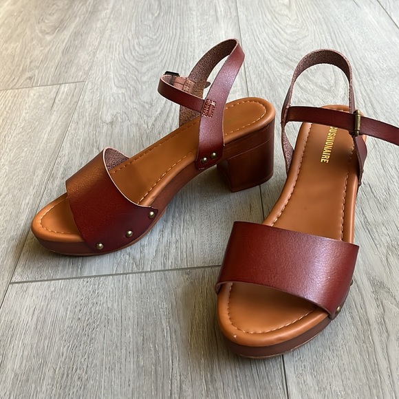 Cushionaire Shoes - Cushionaire Sloan Whiskey Heel (Size 8)